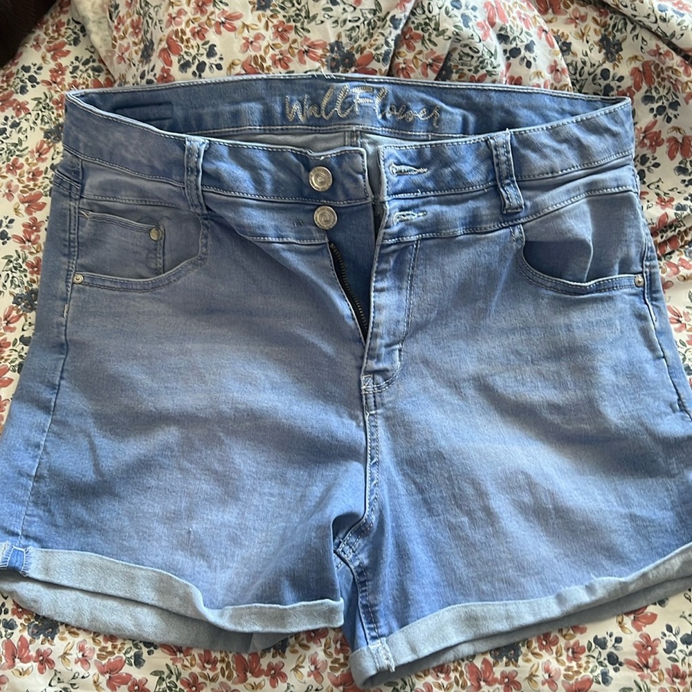 Size 17 wallflower high rise jean shorts.